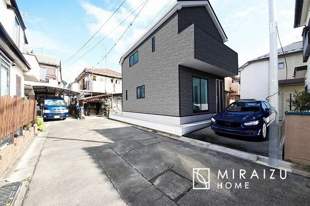 【外観】 | ※CG画像はイメージです　永く住むからこそシンプルで飽きのこないデザインに。ただいま、おかえりの温かな声が聞こえる玄関。