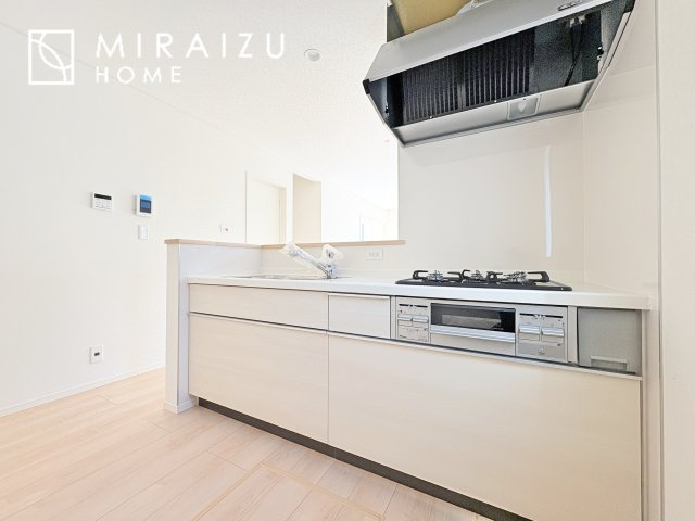 【前面道路含む現地写真】 | 陽の光をたっぷりと浴びながら気持ち良く生活が出来ます。夢のマイホーム、夢ではなく実現出来ます！見学・ご相談等、お気軽にご連絡下さい。