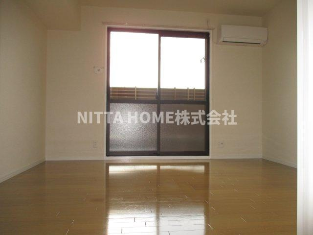 ネオコーポ・アイの居間・リビング|フローリングの室内です◆