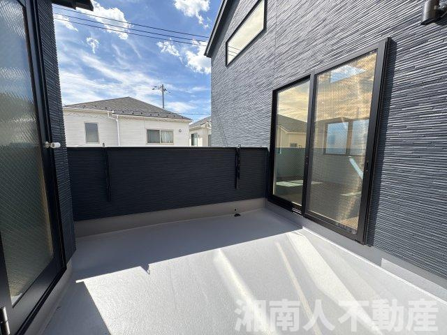 茅ヶ崎市今宿　新築戸建　全4棟のバルコニー|外からの目が気にならないバルコニーで洗濯物が干せます
