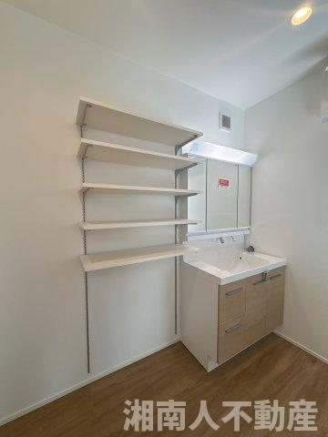 茅ヶ崎市今宿　新築戸建　全4棟の独立洗面台|朝の支度にも助かる、独立の洗髪洗面化粧台