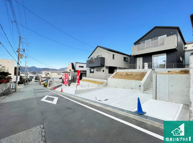 神戸市北区緑町　第1期　新築一戸建ての前面道路含む現地写真|周辺は閑静な住宅街！前面道路広々で車の出し入れも便利です。駐車が苦手な方でも安心して車庫入れできます！