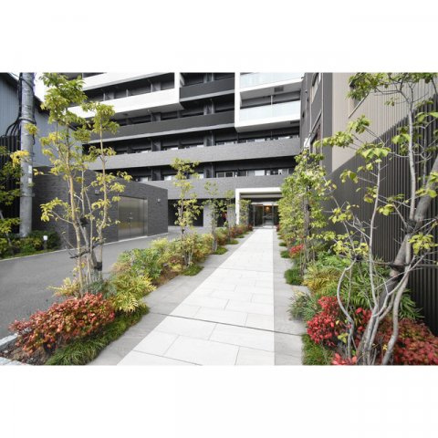 アドバンス大阪バレンシアのエントランス