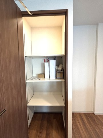 キッチンに食品庫として利用でいる収納あり