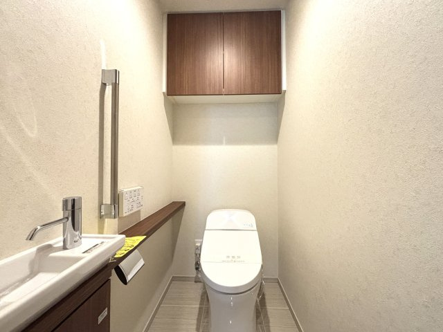 タンクレス便器、温水洗浄便座