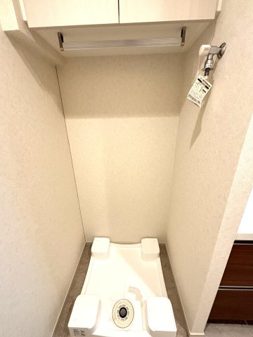 洗濯機置き場、上部に吊戸棚有り