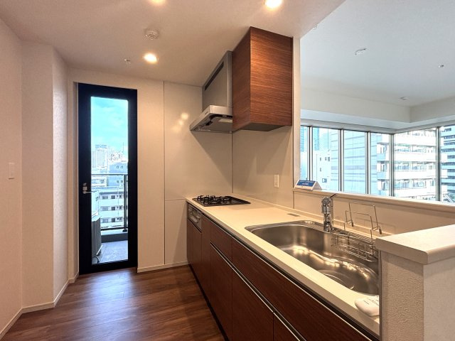 対面式カウンターキッチン、勝手口あり