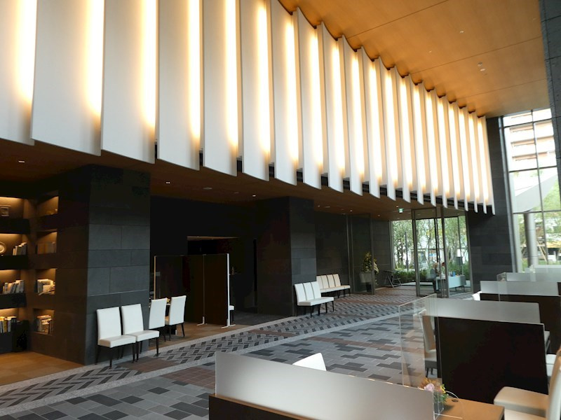 ２階分の天井高があり、開放感のあるエントランス・ロビーです。