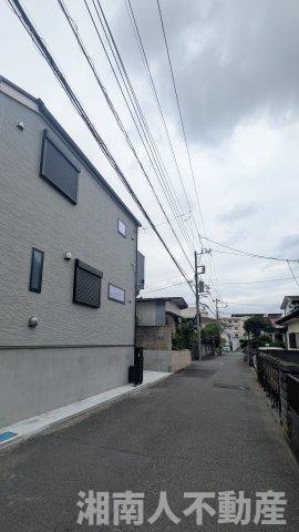 藤沢市片瀬２丁目１３－１７新築戸建ての前面道路含む現地写真|前面道路含む現地写真です