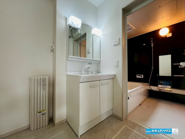 【同施工物件ご案内可能】東海市富木島町伏見3丁目　全1棟の内観：施工例|【洗面台イメージ】
◆鏡の裏にはたっぷりと収納スペースを標準装備！
◆電源を付属しているのでドライヤーなど利用できます。