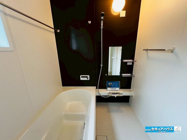 【完成♪今からご案内可能】東海市富木島町伏見3丁目　全1棟の浴室|【浴室】
◆アクセントパネルで落ち着きのある雰囲気を演出します。毎日の疲れを癒やすバスタイムをお楽しみ下さい！
◆窓付きで、カビの繁殖を抑える効果があります。