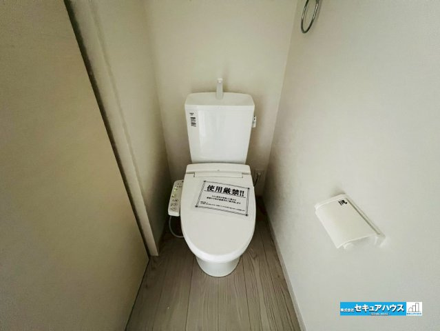 【同施工物件ご案内可能】東海市富木島町伏見3丁目　全1棟の内観：施工例|【高機能トイレイメージ】
◆高機能トイレの多くは便器のフタの開閉が自動であり、使用後に手動で水を流す面倒もなく非常に便利です。スタイリッシュな見た目で、お掃除しやすく、節水効果が高いです。