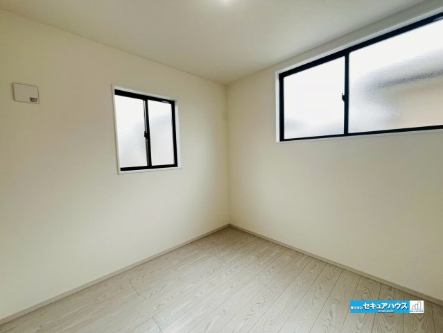 【完成♪今からご案内可能】東海市富木島町伏見3丁目　全1棟の洋室|【洋室】
◆広々とした居住空間は日々の暮らしを彩り、心のやすらぎと満足感を与えてくれます。通風と採光を考慮した設計は子供たちはのびのび育ち、家族でくつろぎと団らんを生み出します。