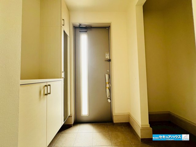 【完成♪今からご案内可能】東海市富木島町伏見3丁目　全1棟の玄関|【玄関】
◆光が差し込み明るいです。気分も晴れやかになりますね。
◆玄関には、収納力のあるシューズボックスがございます。玄関まわりがすっきり片付きます。　