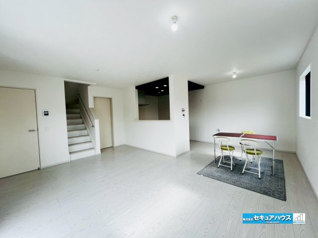 【同施工物件ご案内可能】東海市富木島町伏見3丁目　全1棟の内観：施工例|【LDKイメージ】
◆家族揃ってリビングで過ごすお休みの日が、楽しみになる場所となることでしょう。
対面式のオープンキッチンは、家事をしながら家族の様子が一目でわかる安心＆便利設備♪