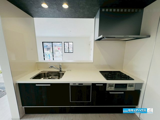 【完成♪今からご案内可能】東海市富木島町伏見3丁目　全1棟のキッチン|【キッチン】
◆同時にたくさんの料理が調理できる。「焼く・蒸す・煮る」の工程を同時進行で進めることができるので、料理を素早く作ることができます。育児でバタバタ忙しいママに嬉しい♪