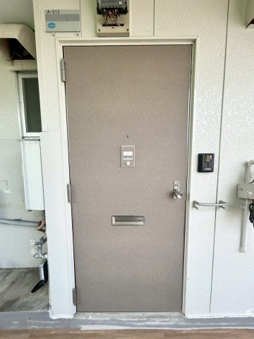 レジデンス中村【10,000円キャッシュバック対象物件】の玄関|明るい玄関です