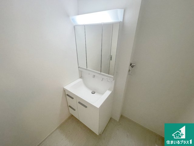 神戸市西区桜が丘西町　第4期　新築一戸建ての独立洗面台|清潔感のある洗面台です。フラットな鏡は掃除がしやすく毎日清潔！鏡裏には収納があるのでスッキリとした洗面台が保てます。