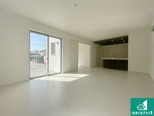 神戸市西区桜が丘西町　第4期　新築一戸建ての居間・リビング|日当たり良好の明るいリビングで朝の目覚めもスッキリできそう！対面キッチンでご家族のコミュニケーションも自然と増える設計！小さなお子様が遊ぶスペースを作っても広々とくつろげるLDK！