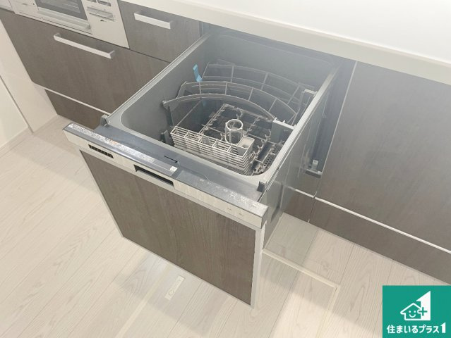 神戸市西区桜が丘西町　第4期　新築一戸建ての設備|食事後の一仕事、食器洗いをボタン一つでお任せできちゃいます！場所を取らないビルトイン式なので、お料理スペースもしっかり確保！