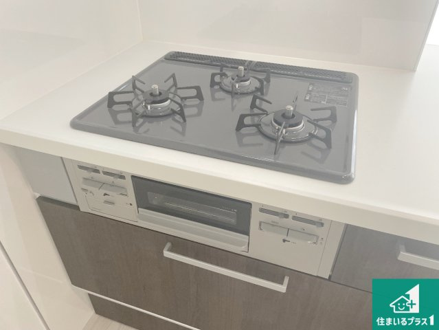神戸市西区桜が丘西町　第4期　新築一戸建ての設備|ダブル高火力Ｓｉセンサー付きコンロ！３口あるので、まとめて料理をする時も大活躍！