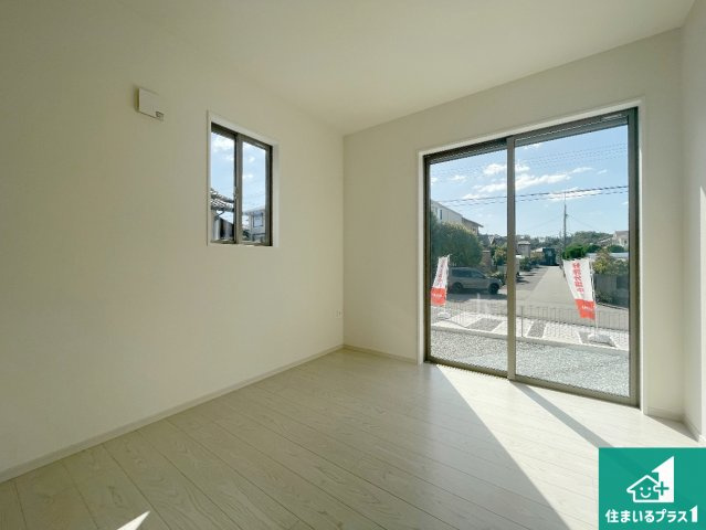 神戸市西区桜が丘西町　第4期　新築一戸建ての洋室|寝室は心地よい眠りについてもらいたくて、シンプルかつ開放的な空間な設計にしています！大きな窓から差し込む日が心地いいです♪