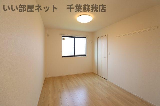 グリシーヌの寝室|広くて明るい寝室