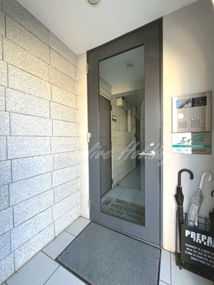 【エントランス】 | エレーナ | 白基調の落ち着いたエントランス♪