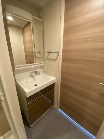 収納付きの独立洗面台