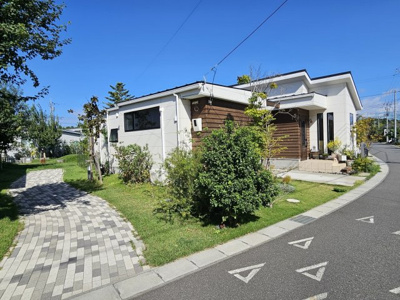 【外観】 | 土気「平屋」中古戸建て | 採光方面に歩道があり、日当たりが確保できる落ち着いた雰囲気の外観です。
