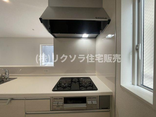 南野6丁目　未入居一戸建てのキッチン|ビルトイン三口コンロ
■物件内覧・資金計画相談・住宅ローン相談、リフォーム相談、お問合せ受付中■
※当日・翌日のご内覧、ご相談はお電話でのお問合せがスムーズです！