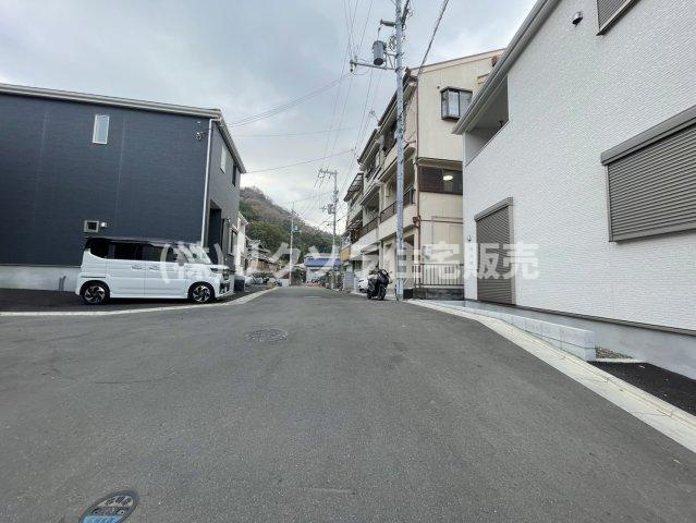 南野6丁目　未入居一戸建ての前面道路含む現地写真|前道　東　幅員5.7ｍ
■物件内覧・資金計画相談・住宅ローン相談、リフォーム相談、お問合せ受付中■
※当日・翌日のご内覧、ご相談はお電話でのお問合せがスムーズです！