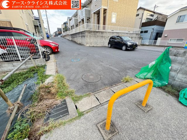 【前面道路含む現地写真】 | 船橋市上山町2丁目 | まるで自然が設計したような土地形状。変化に富んだ地面のラインが、建物に個性深みを与える。平らではない、景色と調和するアートな住まいをここに。