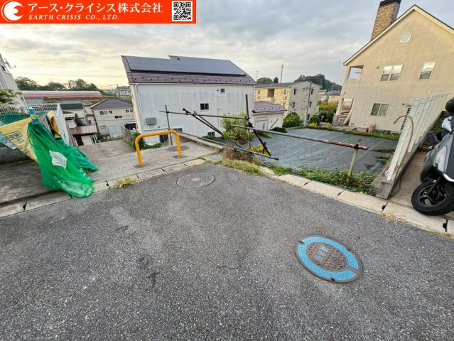 【前面道路含む現地写真】 | 船橋市上山町2丁目 | 一見不便そうに見える地形が、実は人目を避けた特別な空間をつくる。通りから一歩奥まった安心感と、静けさを味わう贅沢なプライベートライフを。