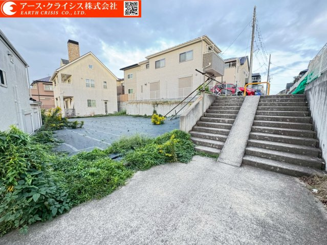 【前面道路含む現地写真】 | 船橋市上山町2丁目 | 新しい家が増えても、空の広さはそのまま。春には桜、夏には青空、秋にはやわらかな光。季節ごとに表情を変える街で、長く暮らせる安心を。