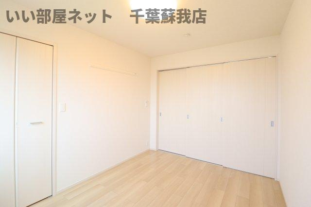 グリシーヌの寝室|落ち着いた色調の寝室です