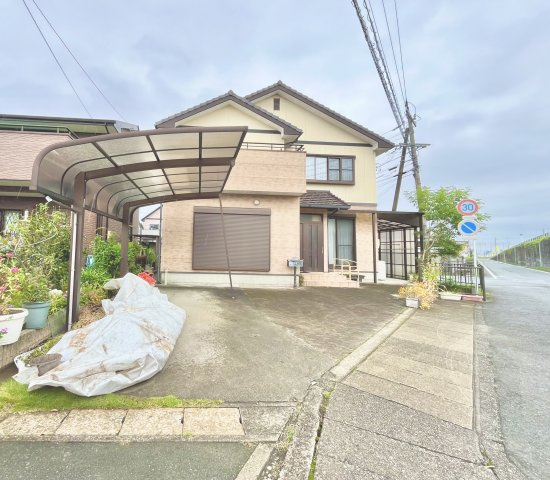 売中古戸建　中央区芳川町の外観|2台駐車可能！車種によっては3台可能です♪