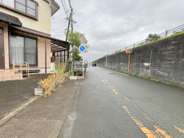 売中古戸建　中央区芳川町の前面道路含む現地写真|広さがあるので出入りも楽々！