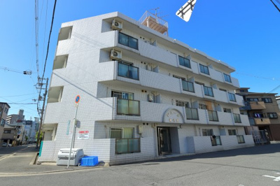 【外観】 | ドムール新北野 | マンションの外観は、白いタイル張りです。