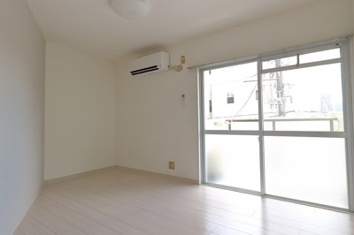【居間・リビング】 | ドムール新北野 | エアコン付き　日当たり良し。