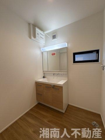 茅ヶ崎市今宿　新築戸建　全4棟の独立洗面台|朝の支度にも助かる、独立の洗髪洗面化粧台