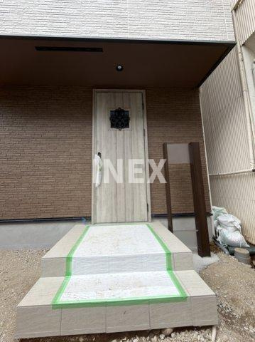 横浜市西区御所山町の一戸建てのエントランス