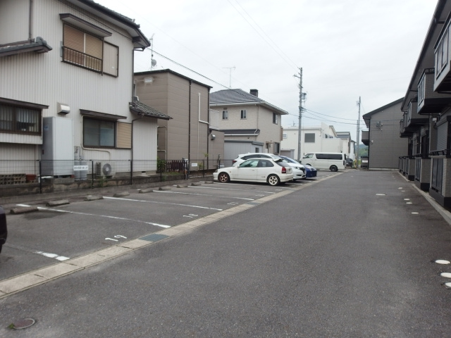 ジュネスブライトンＢの駐車場