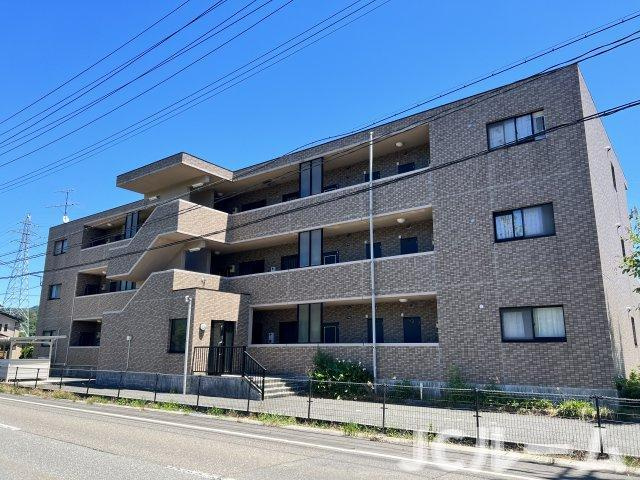 柏崎市西山町鬼王の賃貸マンションの外観
