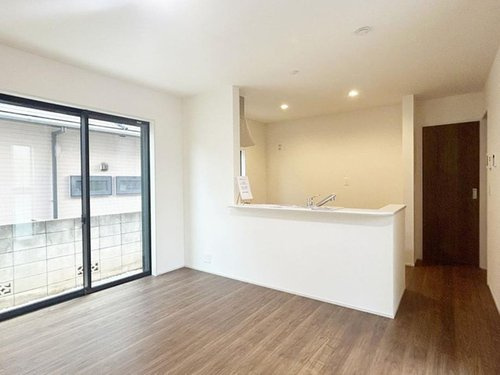 【居間・リビング】 | 【Livele Garden.S】 東大和新堀第２ | 『 水回りを集約した家事動線 』！家事と仕事を両立できる、共働き家族にも嬉しい暮らし設計♪