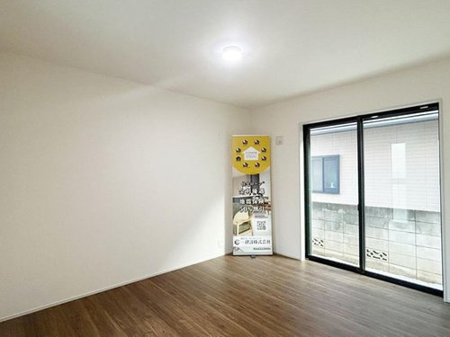 【Livele Garden.S】 東大和新堀第２の居間・リビング|大きな窓のあるリビングは、陽光あふれる明るい空間です。居心地良く、ご家族皆がゆったり寛げる憩いの空間となりそうです。