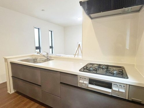 【Livele Garden.S】 東大和新堀第２のキッチン|大容量のスライド収納は鍋やフライパン、よく使うものを取り出しやすく収納できるため便利で快適！