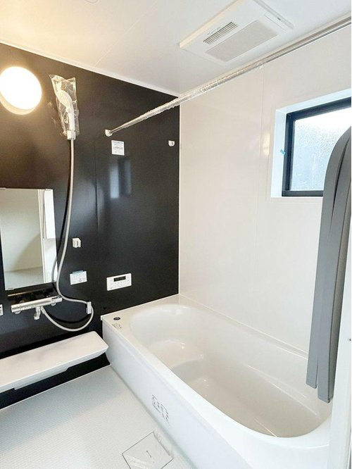 【Livele Garden.S】 東大和新堀第２の浴室|浴室乾燥機が標準装備のバスルーム。雨の日のお洗濯はもちろん、花粉対策や防カビにもお使いいただけます♪