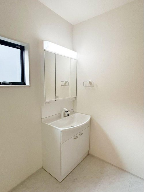 【Livele Garden.S】 東大和新堀第２の洗面所|3面鏡仕様の洗面機化粧台。鏡の裏にも収納がございますので、歯ブラシや化粧品などの小物類もすっきり収納できます♪