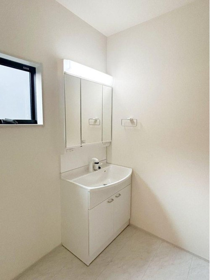 【洗面所】 | 【Livele Garden.S】 東大和新堀第２ | 3面鏡仕様の洗面機化粧台。鏡の裏にも収納がございますので、歯ブラシや化粧品などの小物類もすっきり収納できます♪